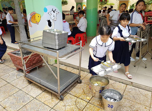 Sau khi ăn xong, học sinh tiểu học biết tự dẹp khay thức ăn vào đúng chỗ quy định của trường (ảnh: P.L) Sau khi ăn xong, học sinh tiểu học biết tự dẹp khay thức ăn vào đúng chỗ quy định của trường (ảnh: P.L)