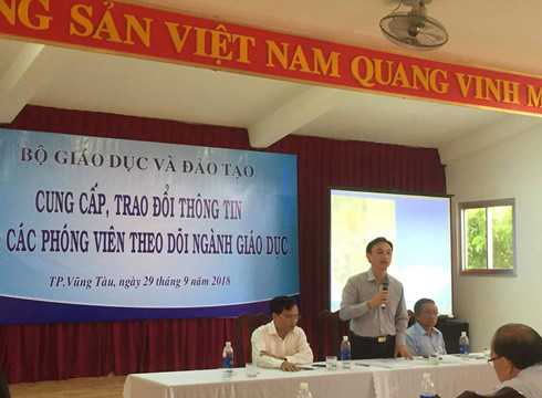 Chánh Văn phòng Bộ Giáo dục và Đào tạo - ông Nguyễn Viết Lộc (đứng, ảnh: P.L) Chánh Văn phòng Bộ Giáo dục và Đào tạo - ông Nguyễn Viết Lộc (đứng, ảnh: P.L)