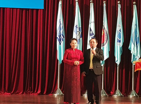 Phó Giáo sư Huỳnh Thành Đạt cám ơn Chủ tịch Quốc hội dành thời gian nói chuyện với sinh viên (Ảnh: P.L) Phó Giáo sư Huỳnh Thành Đạt cám ơn Chủ tịch Quốc hội dành thời gian nói chuyện với sinh viên (Ảnh: P.L)