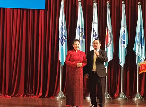 Phó Giáo sư Huỳnh Thành Đạt cám ơn Chủ tịch Quốc hội dành thời gian nói chuyện với sinh viên (Ảnh: P.L)