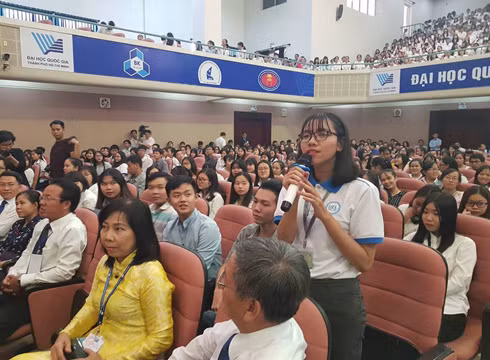 Sinh viên đặt câu hỏi với Chủ tịch Quốc hội Nguyễn Thị Kim Ngân (ảnh: P.L)