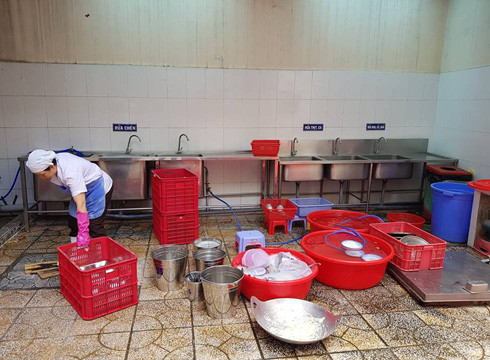 Khu vực rửa dụng cụ, khay thức ăn của trường cũng được đảm bảo sạch sẽ (ảnh: P.L) Khu vực rửa dụng cụ, khay thức ăn của trường cũng được đảm bảo sạch sẽ (ảnh: P.L)