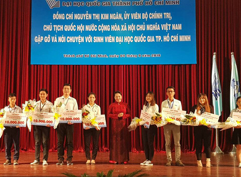 Chủ tịch Quốc hội trao học bổng cho sinh vượt khó của Đại học Quốc gia thành phố (ảnh: P.L) Chủ tịch Quốc hội trao học bổng cho sinh vượt khó của Đại học Quốc gia thành phố (ảnh: P.L)