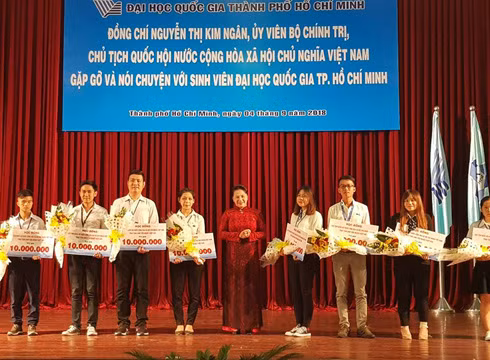 Chủ tịch Quốc hội trao học bổng cho sinh vượt khó của Đại học Quốc gia thành phố (ảnh: P.L)