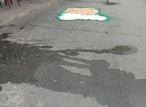 Đồ ăn thừa, nước được xả và phơi ngay trên sân trường (ảnh: CTV) Đồ ăn thừa, nước được xả và phơi ngay trên sân trường (ảnh: CTV)