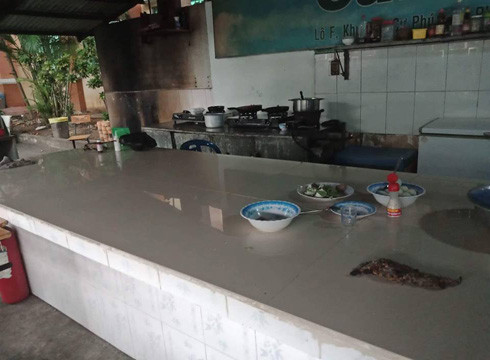 Lãnh đạo nhà trường không đưa ra được thiết kế bếp ăn một chiều theo đúng quy định (ảnh: CTV) Lãnh đạo nhà trường không đưa ra được thiết kế bếp ăn một chiều theo đúng quy định (ảnh: CTV)