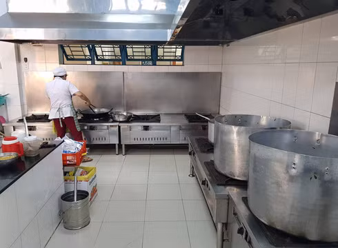 Đầu bếp của Trường An Lạc 3 nấu ăn với đầy đủ các dụng cụ bảo hộ theo đúng quy định (ảnh: P.L)