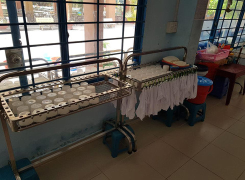 Nước uống và khăn lau tay của học sinh để trong phòng ăn luôn sạch sẽ, thơm tho (ảnh: P.L) Nước uống và khăn lau tay của học sinh để trong phòng ăn luôn sạch sẽ, thơm tho (ảnh: P.L)