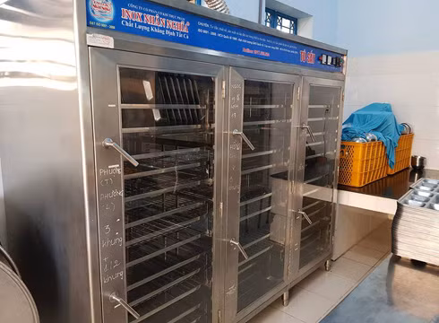 Trường trang bị hẳn mấy sấy tự động các loại dụng cụ, khay thức ăn sau khi được rửa sạch sẽ (ảnh: P.L)