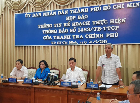 Ông Võ Văn Hoan (đứng) thay mặt lãnh đạo thành phố xin lỗi người dân ở khu vực Thủ Thiêm (ảnh: P.L) Ông Võ Văn Hoan (đứng) thay mặt lãnh đạo thành phố xin lỗi người dân ở khu vực Thủ Thiêm (ảnh: P.L)