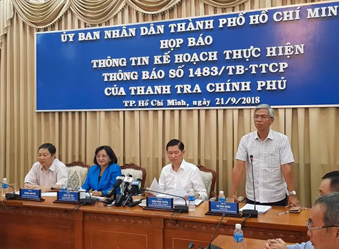 Ông Võ Văn Hoan (đứng) thay mặt lãnh đạo thành phố xin lỗi người dân ở khu vực Thủ Thiêm (ảnh: P.L)