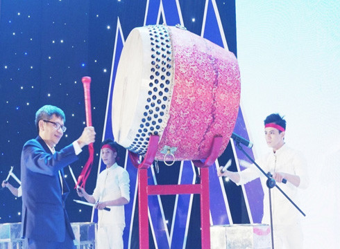 Phó Giáo sư Trần Đan Thư - Hiệu trưởng Trường Hoa Sen đánh trống khai giảng năm học (ảnh: HSU) Phó Giáo sư Trần Đan Thư - Hiệu trưởng Trường Hoa Sen đánh trống khai giảng năm học (ảnh: HSU)