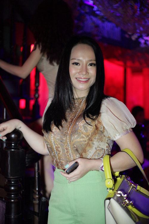 Thu Phượng - vợ cây hài Thành Trung tươi tắn trước ống kính.