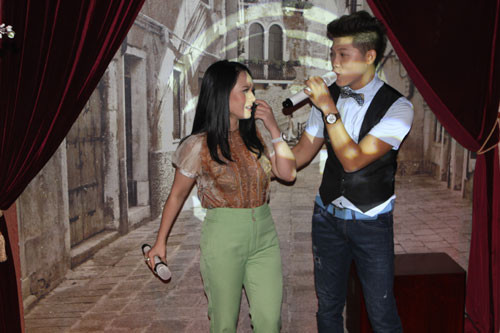 Thu Phượng và Mạnh Quân trên sân khấu ở phòng trà.