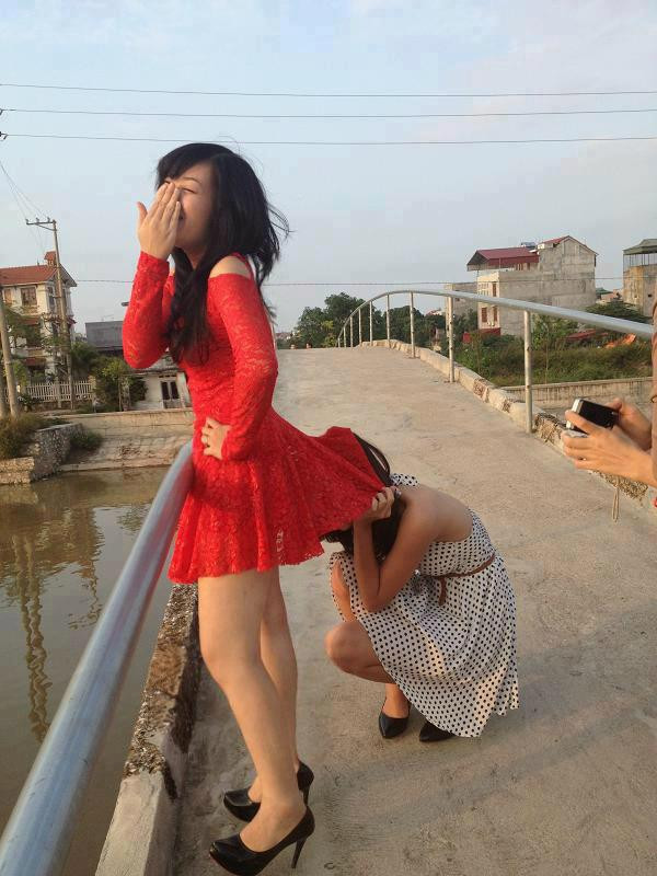 Trốn nắng. Trốn nắng.