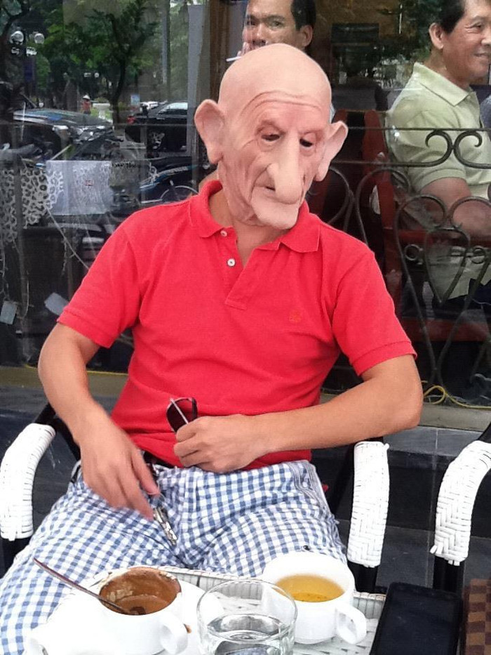 Ông già mũi dài, đầu trọc.