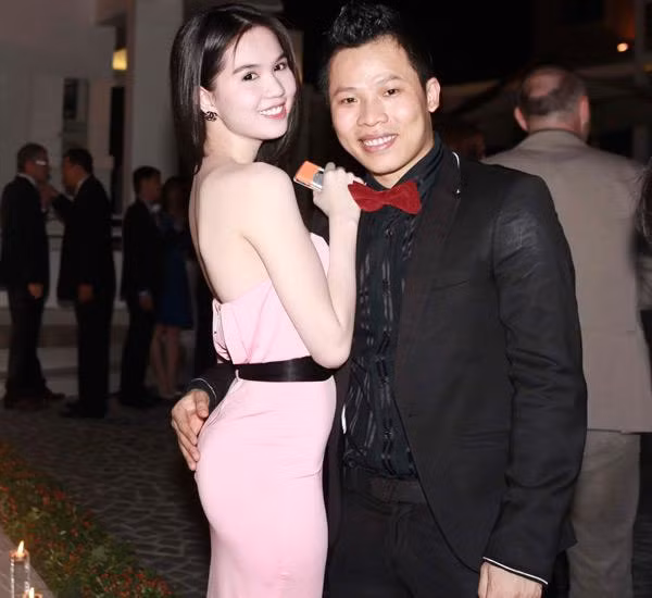 Cái tay Khắc Tiệp có vẻ đặt chưa đúng chỗ.