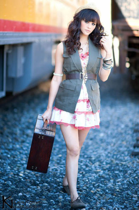 Hình ảnh lúc đăng quang và ngoài đời của Yến Ban.