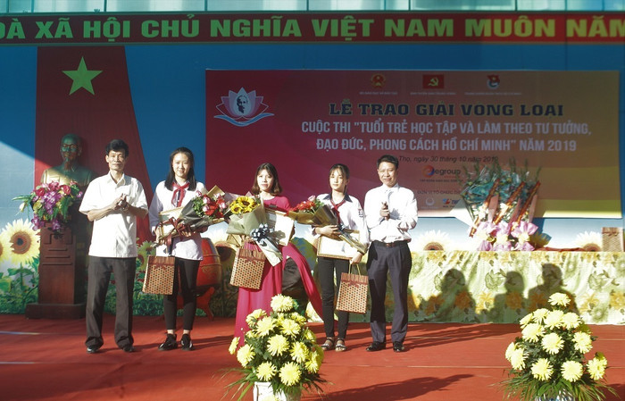 Ban tổ chức trao giải cho các thí sinh xuất sắc nhất vòng loại cuộc thi (Ảnh:V.N) Ban tổ chức trao giải cho các thí sinh xuất sắc nhất vòng loại cuộc thi (Ảnh:V.N)