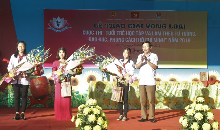 Đại diện lãnh đạo Sở Giáo dục và Đào tạo tỉnh Phú Thọ trao phần quà dành cho các thí sinh xuất sắc nhất Vòng loại cuộc thi (Ảnh:V.N) Đại diện lãnh đạo Sở Giáo dục và Đào tạo tỉnh Phú Thọ trao phần quà dành cho các thí sinh xuất sắc nhất Vòng loại cuộc thi (Ảnh:V.N)