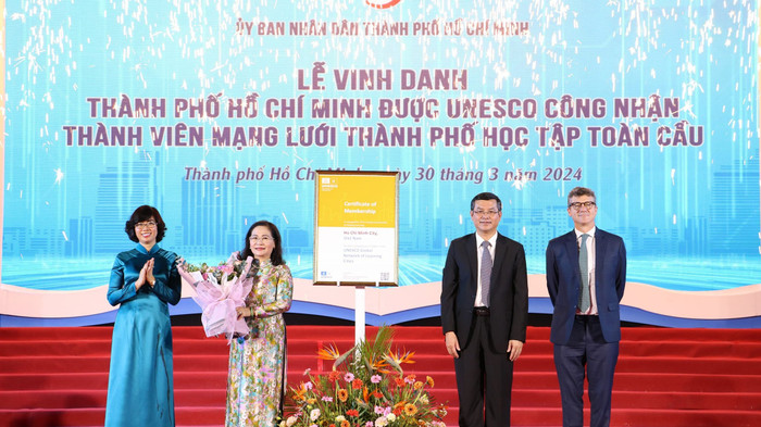 Thành phố Hồ Chí Minh đón nhận chứng nhận thành viên Mạng lưới thành phố học tập toàn cầu (ảnh: V.D) gdvn_LeUNescob.jpg