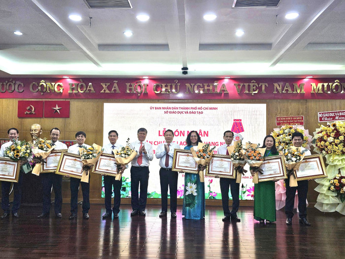 1 tập thể và 7 cá nhân thuộc Sở đón nhận bằng khen của Thủ tướng Chính phủ (ảnh: V.D) gdvn_HuanchuongMinh2.jpg