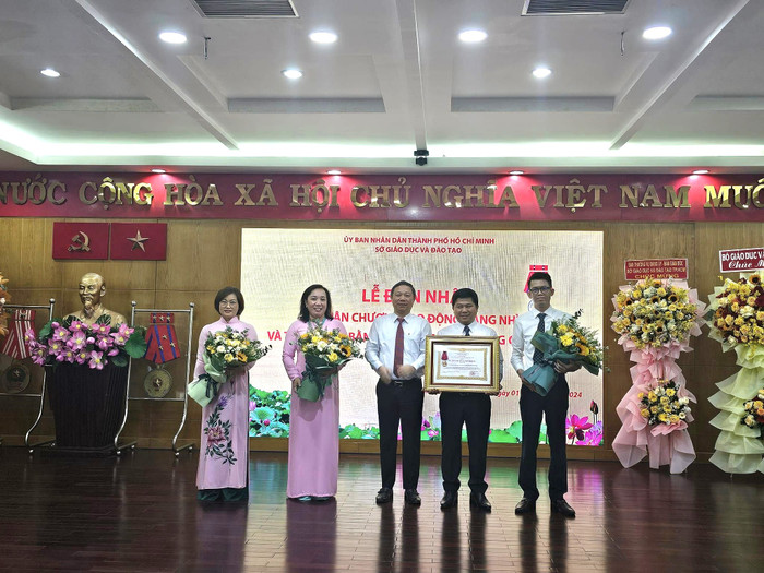 Văn phòng Sở Giáo dục và Đào tạo Thành phố Hồ Chí Minh đón nhận Huân chương Lao động hạng Nhì (ảnh: V.D) gdvn_HuanchuongMinh.jpg