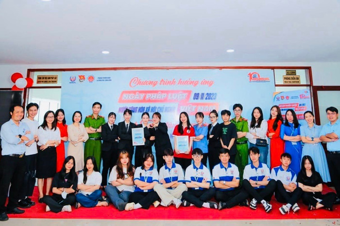 Một hoạt động hưởng ứng Ngày pháp luật năm 2023 của khoa Chính trị và Luật (ảnh: khoa cung cấp) phongdienanHCMUTEb.jpg