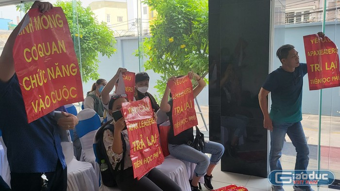 Phụ huynh căng băng rôn đòi Apax Leaders trả lại học phí trong một cuộc đối thoại (ảnh: V.D) gdvn_ApaxLeaderslua.jpg
