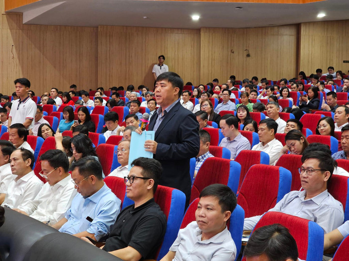 Đại diện các trường đại học nêu ý kiến trong phần thảo luận tại hội nghị (ảnh: V.D) gdvn_ThutruongHoangmINHsON.jpg