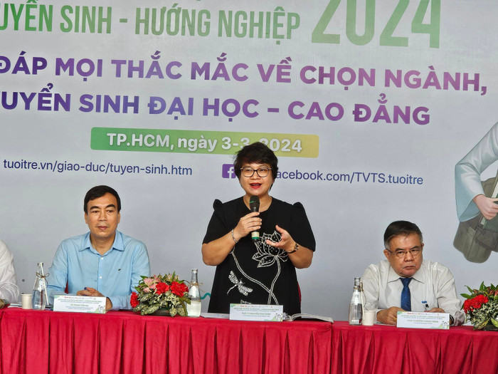 Vụ trưởng Vụ Giáo dục Đại học Nguyễn Thu Thủy tư vấn tại Ngày hội tư vấn tuyển sinh hướng nghiệp 2024 (ảnh: V.D) gdvn_VutruongThuThuy.jpg