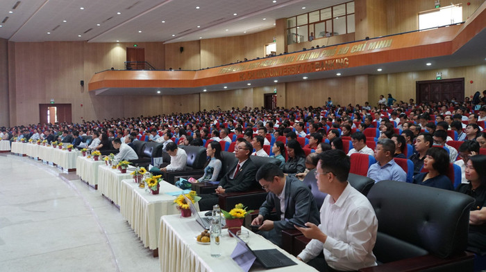 Các đại biểu tham dự hội nghị tuyển sinh năm 2024 ở Thành phố Hồ Chí Minh (ảnh: V.D) gdvn_toancanhhoinghi.jpg