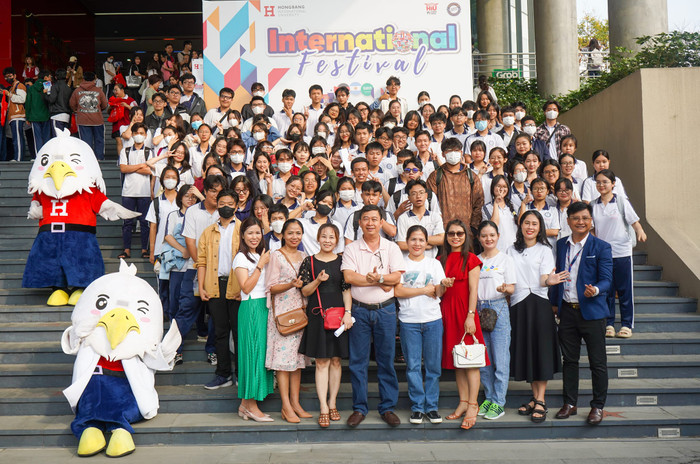 Phụ huynh - học sinh cùng với các thầy cô tham gia Ngày hội trải nghiệm tại HIU (Ảnh: HIU) HIUInternationalDay.jpg