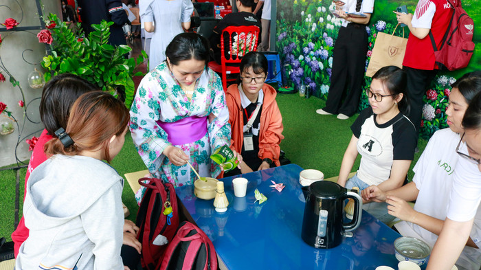 Học sinh trung học phổ thông tham gia tìm hiểu văn hóa trà Nhật Bản tại ngày hội trải nghiệm (ảnh: HIU) HIUInternationalDayb.jpg