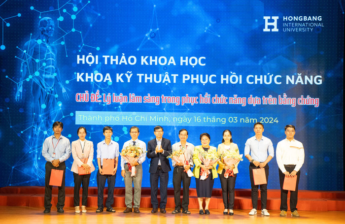 Ban chủ tọa và các báo cáo viên của hội thảo khoa học nhận hoa từ ban tổ chức (ảnh: HIU) hoithaoPHCNHIU.jpg