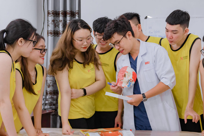 Sinh viên ngành Phục hồi chức năng HIU trong giờ học thực hành (ảnh: HIU) hoithaoPHCNHIUc.jpg