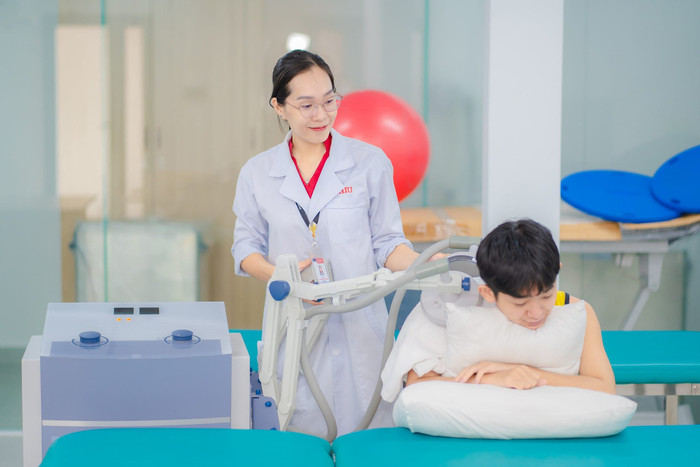 Sinh viên ngành Phục hồi chức năng HIU được giảng viên hướng dẫn thực hành trên thiết bị hiện đại (ảnh: HIU) hoithaoPHCNHIUb.jpg