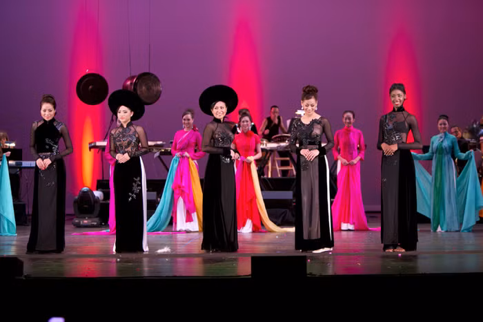 Biểu tượng Rồng, Phượng trong BST Áo dài đã mang tới cho khán giả nhiều cảm xúc về quê hương, đất nước.