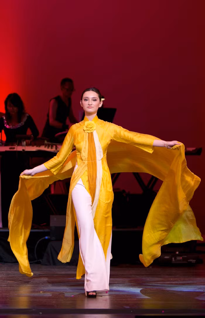 Phần biểu diễn của một người mẫu nước ngoài.