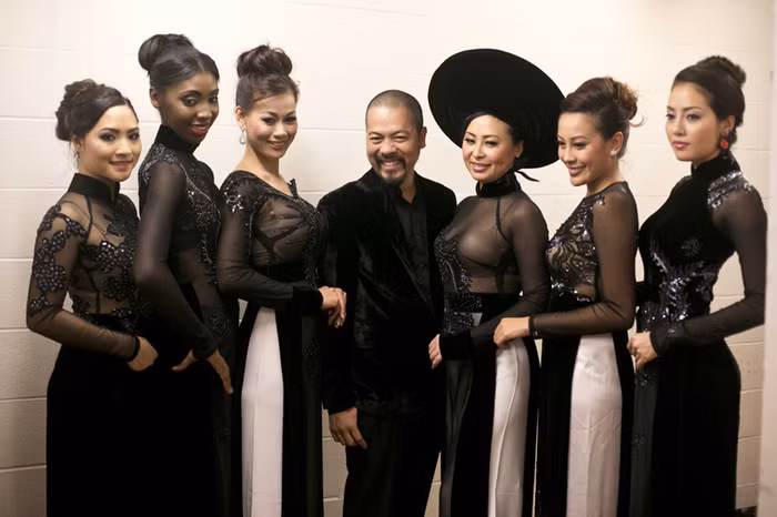 Đức Hùng và các người mẫu trong hậu trường.