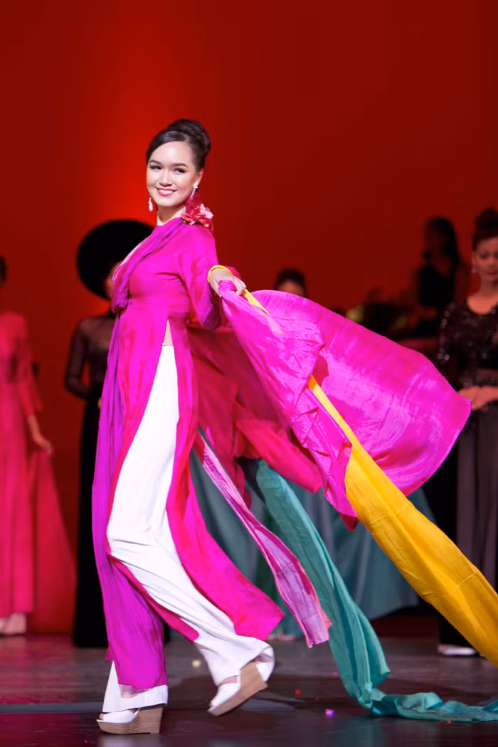 Các thiết kế của Đức Hùng lấy cảm hứng từ cờ hội dân gian VN, với đủ các màu xanh, đỏ, tím, vàng..