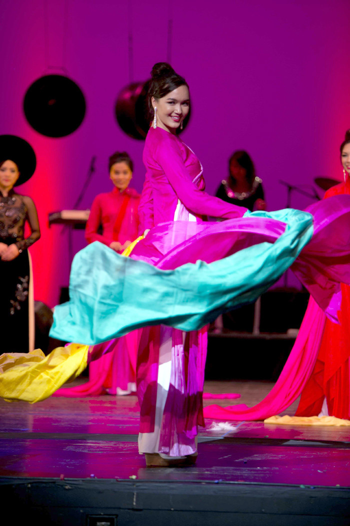 Đức Hùng cho biết, việc mời các người mẫu nước ngoài biểu diễn trang phục áo dài, bởi anh muốn thể hiện tinh thần đoàn kết của các dân dộc khác nhau trên thế giới. Đức Hùng cho biết, việc mời các người mẫu nước ngoài biểu diễn trang phục áo dài, bởi anh muốn thể hiện tinh thần đoàn kết của các dân dộc khác nhau trên thế giới.
