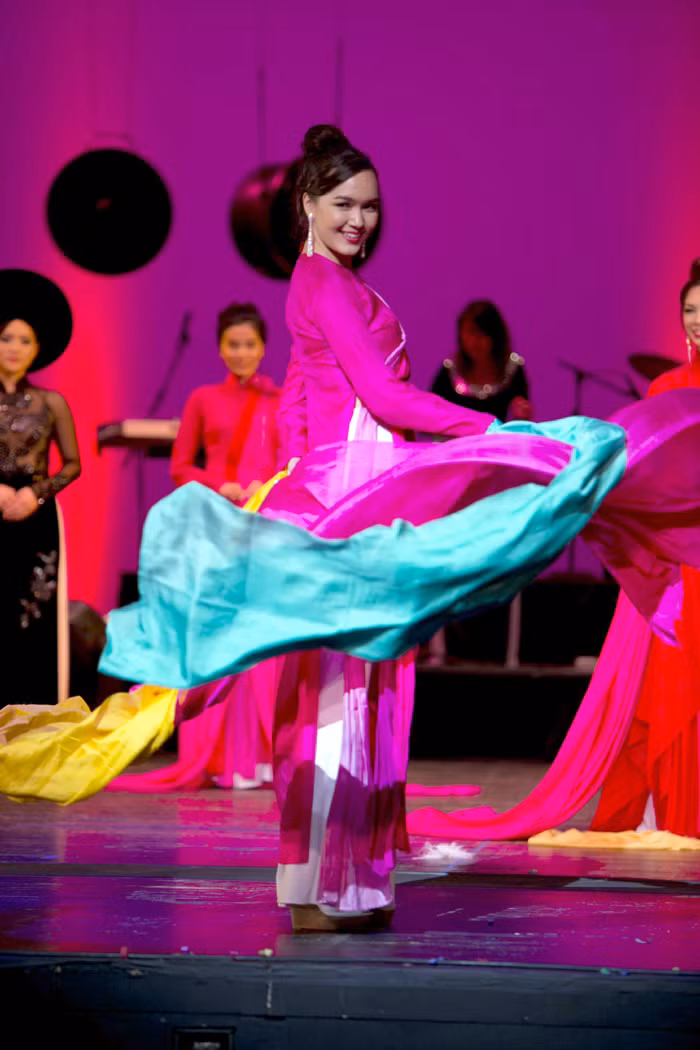 Đức Hùng cho biết, việc mời các người mẫu nước ngoài biểu diễn trang phục áo dài, bởi anh muốn thể hiện tinh thần đoàn kết của các dân dộc khác nhau trên thế giới.