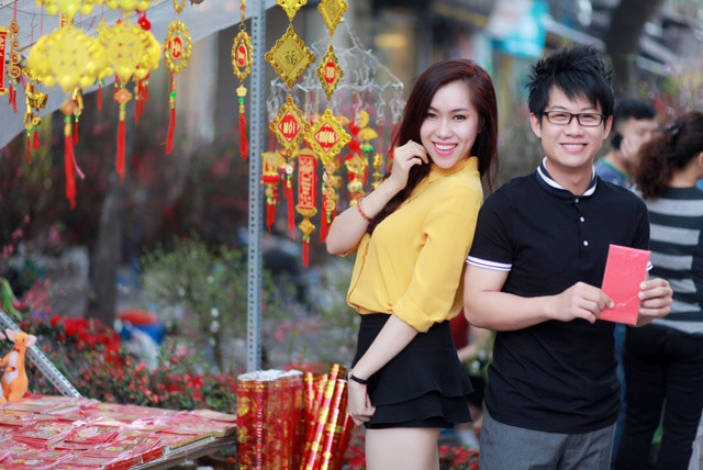 Sinh ra trong một gia đình có hai chị em gái và không có ai theo nghệ thuật, nhưng cô ca sĩ sinh năm 92 này có một ước mơ được hát, được lên ti vi khi còn thơ bé. Sinh ra trong một gia đình có hai chị em gái và không có ai theo nghệ thuật, nhưng cô ca sĩ sinh năm 92 này có một ước mơ được hát, được lên ti vi khi còn thơ bé.