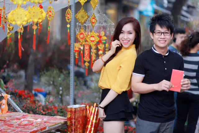 Sinh ra trong một gia đình có hai chị em gái và không có ai theo nghệ thuật, nhưng cô ca sĩ sinh năm 92 này có một ước mơ được hát, được lên ti vi khi còn thơ bé. Sinh ra trong một gia đình có hai chị em gái và không có ai theo nghệ thuật, nhưng cô ca sĩ sinh năm 92 này có một ước mơ được hát, được lên ti vi khi còn thơ bé.
