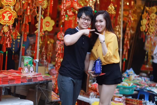 17 tuổi, Huyền Trần giành giải Nhất cuộc thi học sinh thanh lịch của trường cấp III, sở hữu gương mặt khả ái và ăn hình, nhưng Huyền Trần cũng vẫn chỉ muốn được trở thành ca sĩ chứ không phải diễn viên hay một việc nghệ thuật nào khác. 17 tuổi, Huyền Trần giành giải Nhất cuộc thi học sinh thanh lịch của trường cấp III, sở hữu gương mặt khả ái và ăn hình, nhưng Huyền Trần cũng vẫn chỉ muốn được trở thành ca sĩ chứ không phải diễn viên hay một việc nghệ thuật nào khác.