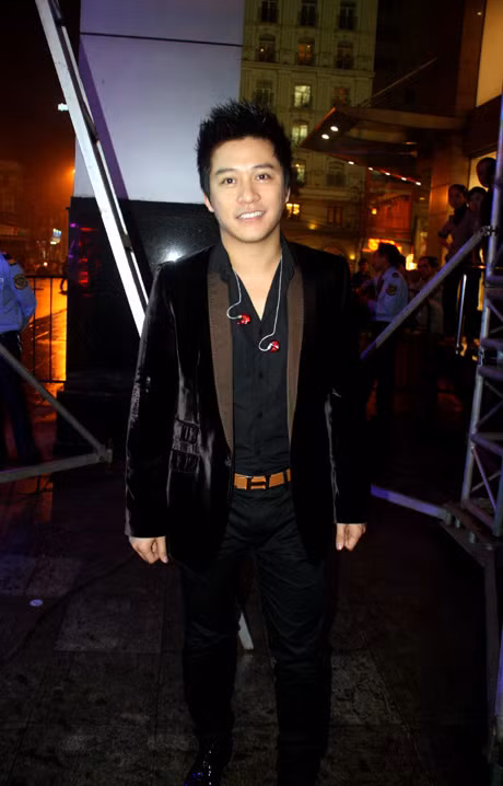 Tối 17/3, nam ca sỹ được mời biểu diễn trong một sự kiện lớn, biểu diễn ngoài trời tại tòa tháp đôi Vincom Hà Nội. Vừa bước vào hậu trường sân khấu, bất ngờ có một vài fan gọi tên Tuấn Hưng phía ngoài. Cùng sự kiện này: Khán giả... ngửa cổ ngắm Minh Hằng nhảy đẹp cười xinh // Hoàng Thùy Linh hất tóc, nhảy bốc lửa trên cao 5m