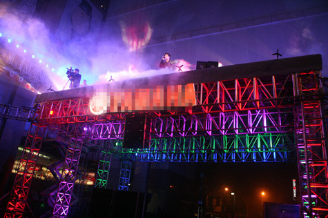 Sân khấu biểu diễn nhìn từ phía khán giả. Cùng sự kiện này: Khán giả... ngửa cổ ngắm Minh Hằng nhảy đẹp cười xinh // Hoàng Thùy Linh hất tóc, nhảy bốc lửa trên cao 5m Sân khấu biểu diễn nhìn từ phía khán giả. Cùng sự kiện này: Khán giả... ngửa cổ ngắm Minh Hằng nhảy đẹp cười xinh // Hoàng Thùy Linh hất tóc, nhảy bốc lửa trên cao 5m