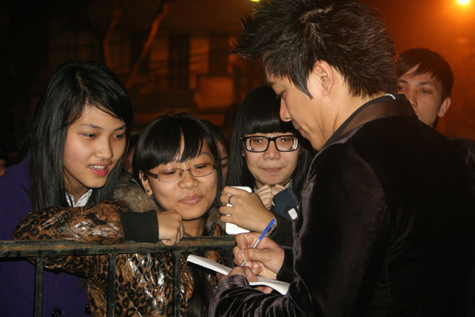 Không chỉ ký tặng fan một cách trân trọng... Cùng sự kiện này: Khán giả... ngửa cổ ngắm Minh Hằng nhảy đẹp cười xinh // Hoàng Thùy Linh hất tóc, nhảy bốc lửa trên cao 5m Không chỉ ký tặng fan một cách trân trọng... Cùng sự kiện này: Khán giả... ngửa cổ ngắm Minh Hằng nhảy đẹp cười xinh // Hoàng Thùy Linh hất tóc, nhảy bốc lửa trên cao 5m