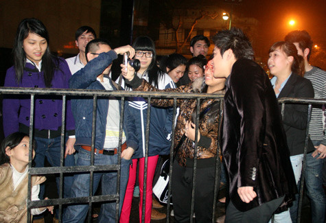 Thậm chí, anh còn hào hứng ghé sát cho một fan nữ dùng điện thoại chụp hình chung. Cùng sự kiện này: Khán giả... ngửa cổ ngắm Minh Hằng nhảy đẹp cười xinh // Hoàng Thùy Linh hất tóc, nhảy bốc lửa trên cao 5m Thậm chí, anh còn hào hứng ghé sát cho một fan nữ dùng điện thoại chụp hình chung. Cùng sự kiện này: Khán giả... ngửa cổ ngắm Minh Hằng nhảy đẹp cười xinh // Hoàng Thùy Linh hất tóc, nhảy bốc lửa trên cao 5m